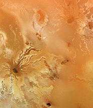 Nahauf­nahme eines aktiven Vul­kans auf Io (inkl. Lava­strömen)
