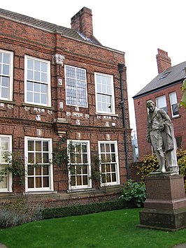 Het museum Wilberforce House met standbeeld van William Wilberforce in Kingston upon Hull