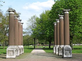 Säulen der ehemaligen Gelben Kaserne - Eingang zum Kennedypark
