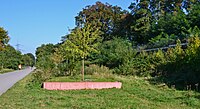 links: Hausbahnsteig; roter Sims zeigt die Breite des Mittelbahnsteiges; rechts: Damm des Gleises von Borbeck