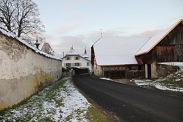 Strassenflucht führt auf das Schloss von Montenach