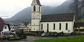 Dorfplatz mit Kirche