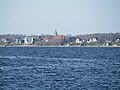 Egernsunder Kirche mit umliegende Gebäude von der Flensburger Förde aus, 2015