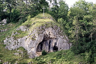 Die Göpfelsteinhöhle oberhalb von Veringenstadt. Der Eingang ist nach Süden ausgerichtet und weithin sichtbar in einem massigen Felsen des Weißen Jura.