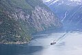 Hurtigruten passerer forbi den gamle fjordgården på Lundaneset