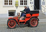 Een automobiel met kettingaandrijving van Gladiator uit 1902