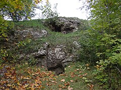 Mur skalny z nyżą i otworem jaskini