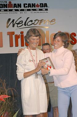 Sister Madonna Buder bei der Ehrung als Siegerin der Altersklasse W75 beim Ironman Canada, 2005