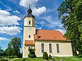 Kirche mit Ausstattung, Kirchhof mit Einfriedungsmauer, zwei Grabanlagen sowie Denkmal für die Gefallenen des Ersten Weltkrieges