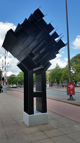 Monument met daarachter de brug (augustus 2018)