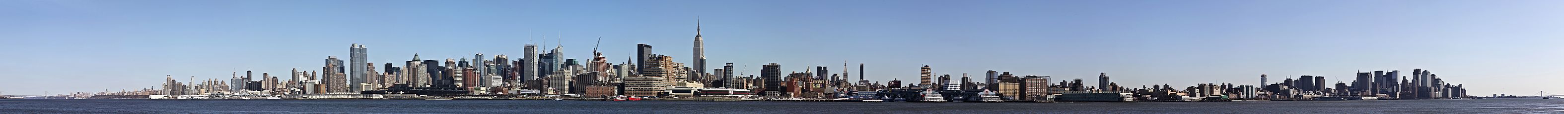 Manhattan'ın New Jersey eyaletinin Hoboken şehrinden görünümü. Hudson Nehri'nin sol köşesinde George Washington Köprüsü, ortasında Chrysler Binası, Empire State Binası, sağ köşesinde Verrazano-Narrows Köprüsü görülmektedir. (Üreten: Jnn13)