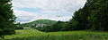 Blick vom Sportplatz eines Schullandheimes auf die Ortschaft Aremberg und den Aremberg