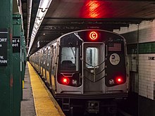 U-Bahn-Zug in unterirdischen Bahnhof stehend, rotes LED-Liniensignal mit dem Großbuchstaben C