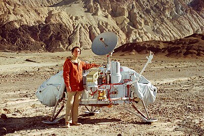 Carl Sagan with a Viking lander mock-up