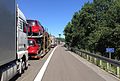 Standstreifen auf der A 7 nahe Fulda während eines Verkehrsstaus