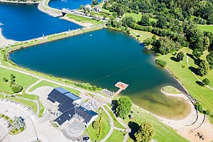 Luftaufnahme der Stauanlage Eiserbach mit Eiserbachdamm und Naturfreibad