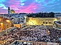 La Festa di Shavuot con un raduno notturno presso il Muro Occidentale di Gerusalemme a celebrare la Torah