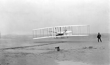 Een van de eerste vluchten van de gebroeders Wright in het plaatsje Kitty Hawk in de Amerikaanse staat North Carolina op 17 december 1903.