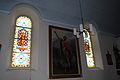 Kirchenfenster und Gemälde im Kircheninnern