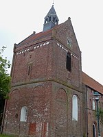 Eilsumer Kirche, Ostfriesland. Der rechteckige Turm beher­bergt eine halbrunde Apsis (kleines Fenster) und ein kurzes Joch (Seitenfenster).