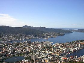 Uitzicht op Bergen met het noordelijk deel van de Puddefjord zichtbaar. Linksonder het meertje Lille Lungegårdsvannet. Rechtsonder de baai Vågen