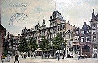 Lantaarns en fonteinen voor het Bible-hotel, dat in 1911 gesloopt werd (foto uit periode 1903-1911)