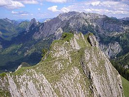 Het natuurgebied Ammergebergte. Blik vanaf de Brandnerschrofen (1880 m) naar het noordoosten, richting de Geiselstein (1885 m) en de Gabelschrofen (2010 m)