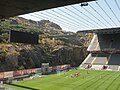 Die weit auskragenden Tribünendächer sind mit mehr als 80 Stahlseilen verbunden