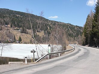 Die Passhöhe führt am (hier vereisten) Gellsee vorbei.