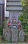 Shintōistische und buddhistische Figuren als auch Architekturelemente beim Jōgyō-ji in Kamakura