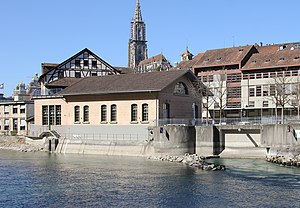 Maschinenhaus des Kraftwerks Matte von 1891, rechts daneben ist das Unterwasser des 1985 neu gebauten Kraftwerk zu sehen