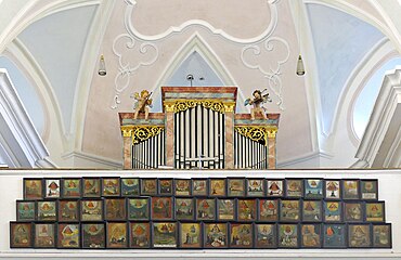 Empore mit Orgel und Votivtafeln