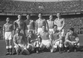 Van Overbeek (staand links) in het Nederlands elftal (1949)