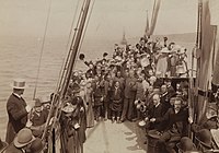 Samuel Balto og de andre grønlandsfarerne sammen med passasjerer ombord i DS «Kong Carl» på vei hjem til Christiania 1889. Foto: Ludwik Szacinski/Nasjonalbiblioteket