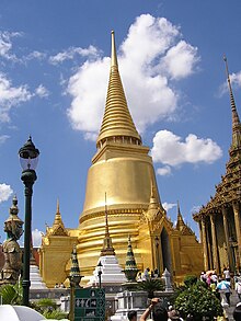 Phra Sri Ratana Chedi brenda Wat Phra Kaewit, në Bangkok, Tajlandë.