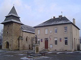 Gemeentehuis en kerk van Saint-Jal