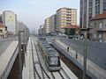 Een Eurotram verlaat het station Santo Ovídio.