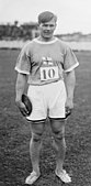 Ville Pörhölä (hier mit einem Diskus) – 1920 Olympiasieger im Kugelstoßen, im Hammerwurf 1932 Olympiazweiter und amtierender Europameister – ausgeschieden als Elfter mit 49,89 m