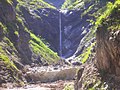 Wasserfall am Abschluss der Kleinen Wolfsschlucht mit Schneeresten im Hochsommer