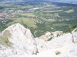 Bélapátfalva a Bél-kőről. Fent közepén a cementgyár épületei.