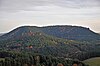 In the foreground are the ruins of the Drachenfels, behind is the northwestern flank of the Heidenberg. The Buchkammerfels may be seen on the right of the picture. Taken from Sprinzel (Dickenbergpfeiler)