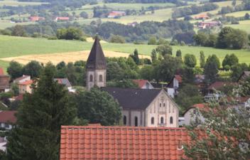 Blick auf Weyhers und die Katholische Kirche St. Bonifatius