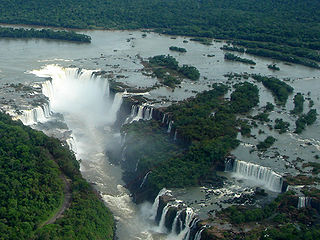 Iguazú Şelalesi Arjantin’in kuzeydoğusunda Brezilya sınırında bulunur.[11]