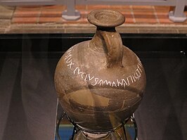 Kruik van Lucius Ferenius in het Thermenmuseum in Heerlen