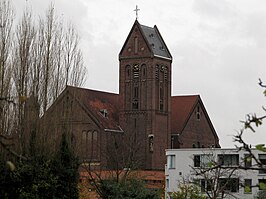 De kerk gezien vanaf stationszijde.