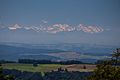 Blüemlisalp (Mitte) von der Lägern aus gesehen (Sichtentfernung 120 km)