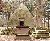 Pyramidenförmiges Mausoleum des Grafen Ernst zu Münster