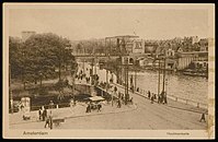 De eerste nieuwe ophaalbrug, tussen 2 juli 1923 en 5 juni 1925 (ruim na 2 juli 1923 aangezien de draaibrug ernaast al is gesloopt, maar ruim voor juni 1925 omdat nog niet begonnen is met de bouw van de tweede ophaalbrug).