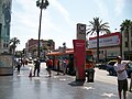 Kolumna ze znakiem stacji Hollywood/Highland, stojąca na Hollywood Boulevard w latach 2004 – 2014.