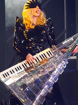 Lady Gaga bespeelt een pijlvormige keytar tijdens The Monster Ball Tour in 2010 (Cardiff, Verenigd Koninkrijk)